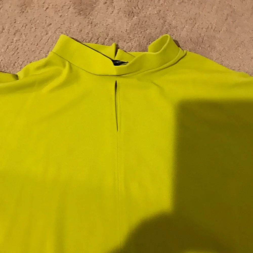 Quarter bell sleeve top with keyhole front - Picture 3 of 3